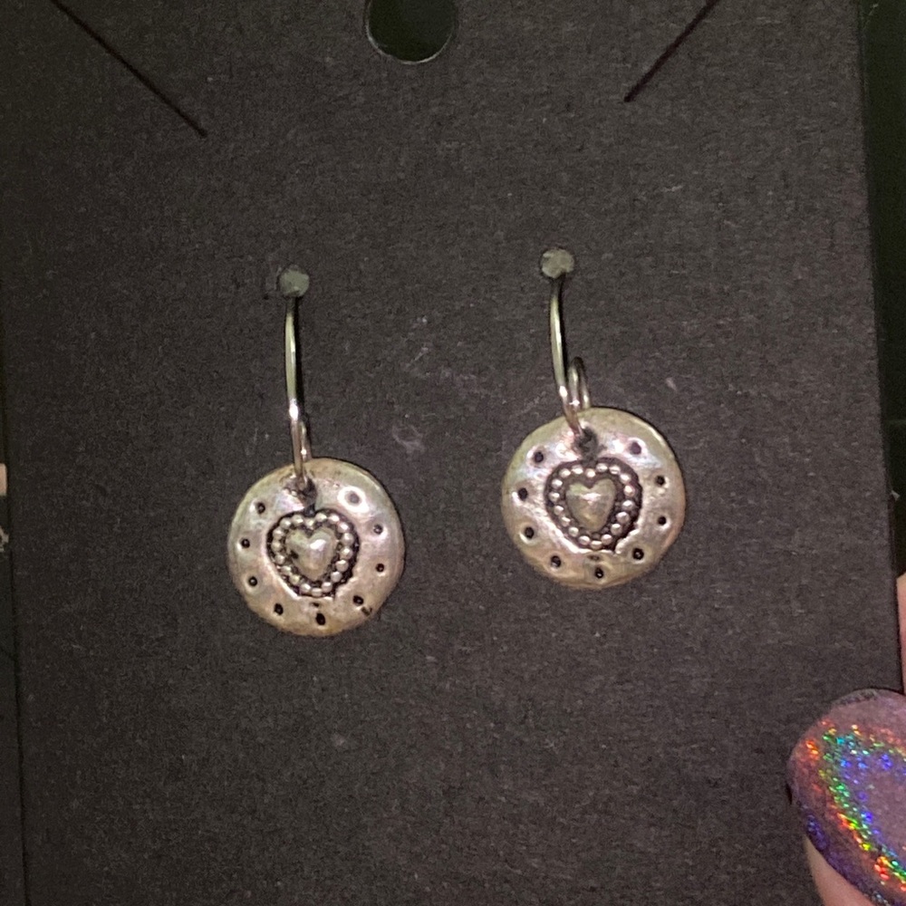 Dainty silver heart earrings 🤍